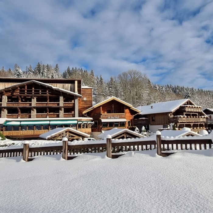 Façade de l'hôtel Les Bas Rupts sous la neige, ciel bleu en hiver, promotion cocooning