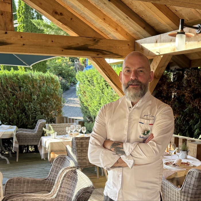 Dressage d’un plat gastronomique à base de poisson au restaurant Les Bas Rupts à Gérardmer.