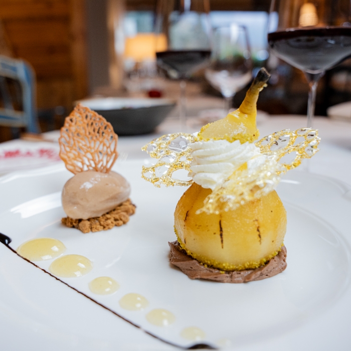 Le chef pâtissier Thierry Mauffrey tenant un panier de pains frais au restaurant Les Bas Rupts, passionné par les desserts classiques depuis 1987