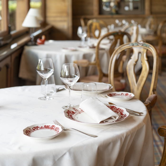 Table élégamment dressée dans une salle chaleureuse du restaurant Les Bas Rupts pour la formule déjeuner