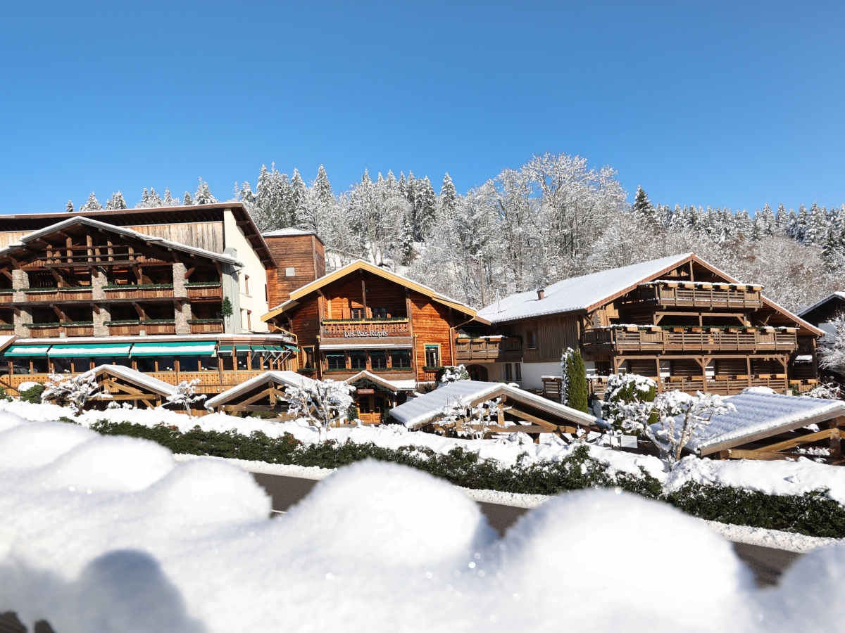 Pastel rose bouquet with a tag reading "Happy Mother's Day" on a turquoise wooden background.