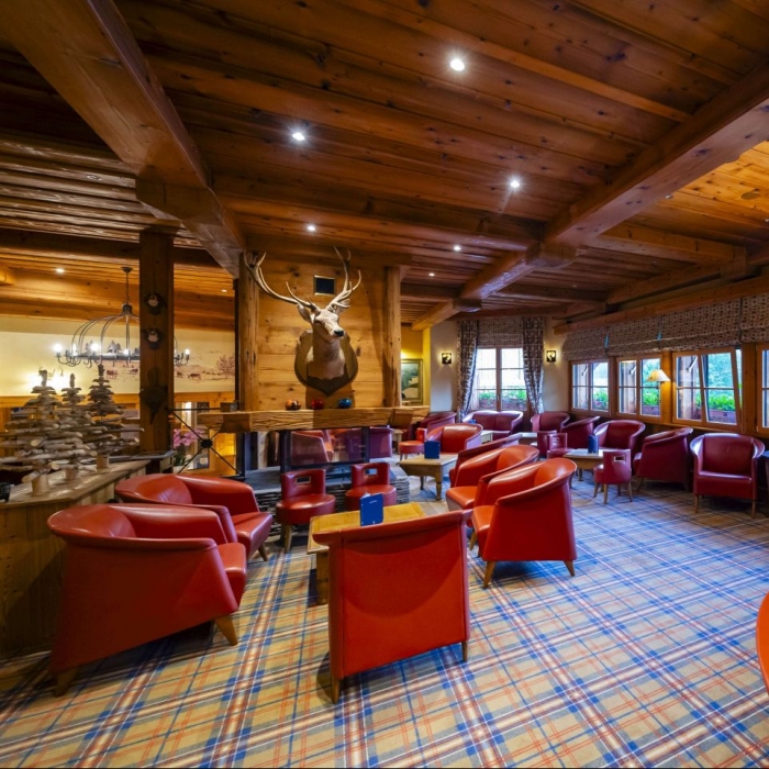 Fauteuils cosy et carte du bar Les Bas Rupts, ambiance lumineuse à Gérardmer.