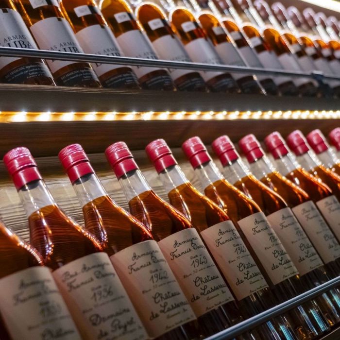 Collection de bouteilles d’armagnac au bar de l’hôtel Les Bas Rupts à Gérardmer.