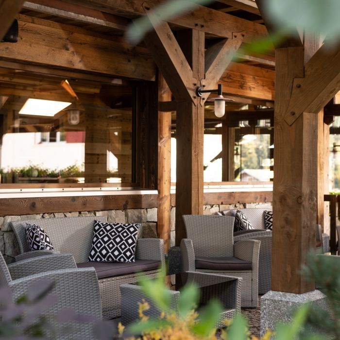 Pergola du bar de l’hôtel Les Bas Rupts à Gérardmer, espace extérieur ombragé et élégant.